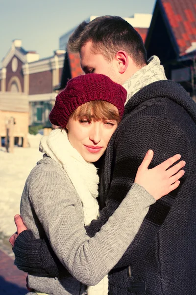 Jeune couple se promenant en ville en hiver . — Photo