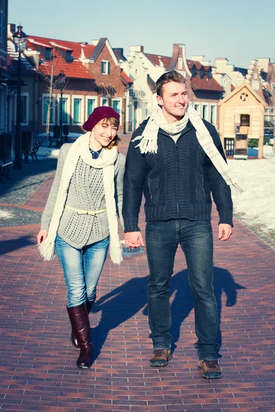 Jeune couple se promenant en ville en hiver . — Photo