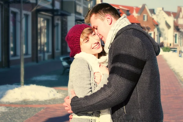 Jeune couple se promenant en ville en hiver . — Photo