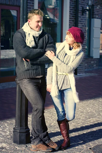 Junges Paar spaziert im Winter durch die Stadt. — Stockfoto