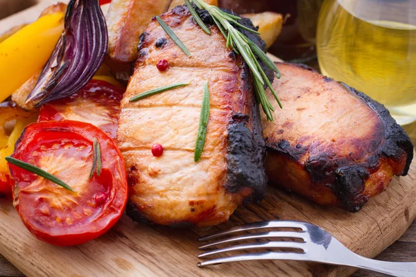 Food. Meat barbecue with vegetables on wooden surface. — Stock Photo, Image