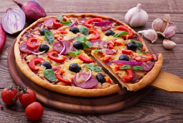 Pizza con tomate, salami y aceitunas —  Fotos de Stock