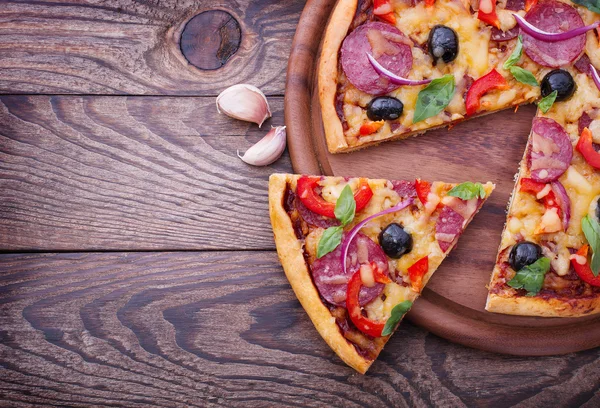Pizza with tomato, salami and olives — Stock Photo, Image
