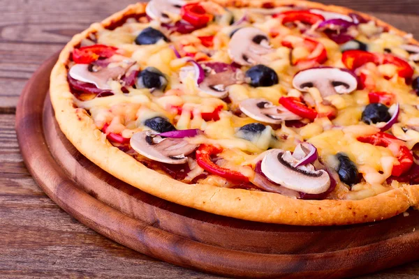 Піца з помідорами, салямі та оливками — стокове фото