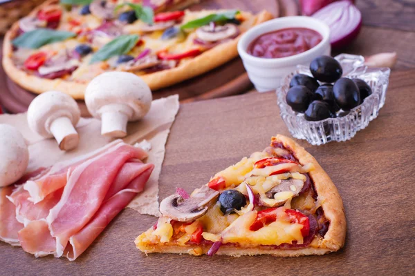 Pizza con pomodoro, salumi e olive — Foto Stock