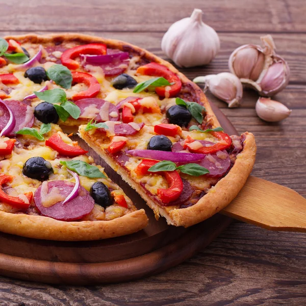 Pizza con tomate, salami y aceitunas —  Fotos de Stock