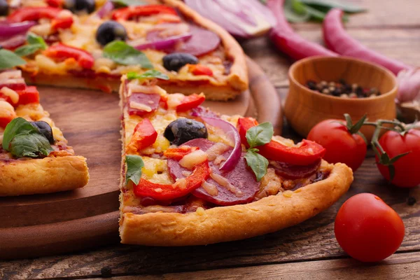 Pizza con pomodoro, salumi e olive — Foto Stock