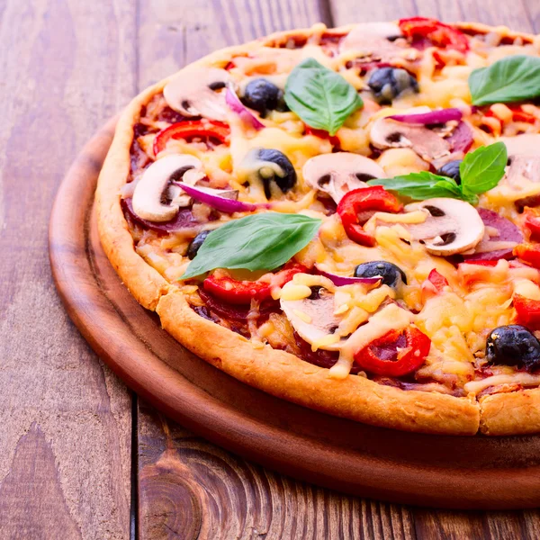 Pizza com tomate, salame e azeitonas — Fotografia de Stock