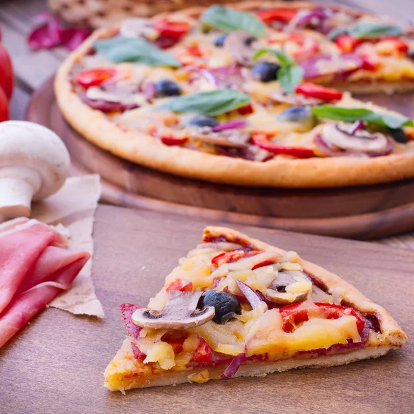 Pizza con pomodoro, salumi e olive — Foto Stock