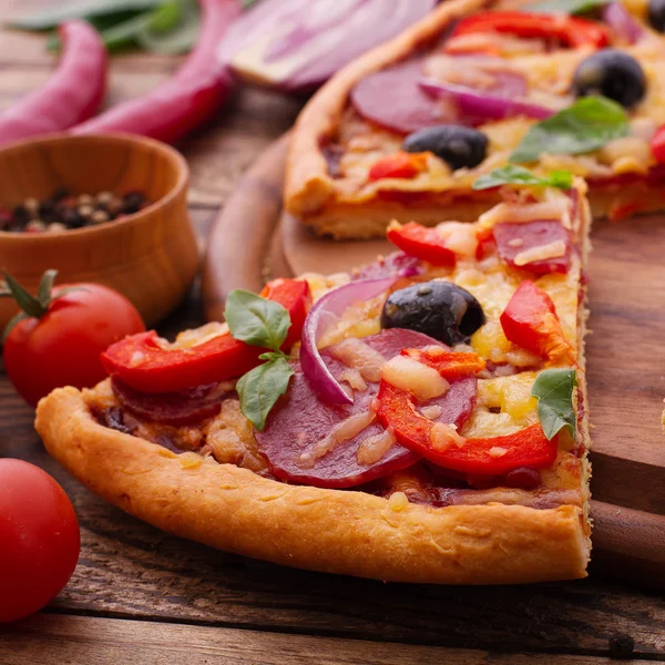 Pizza con pomodoro, salumi e olive — Foto Stock