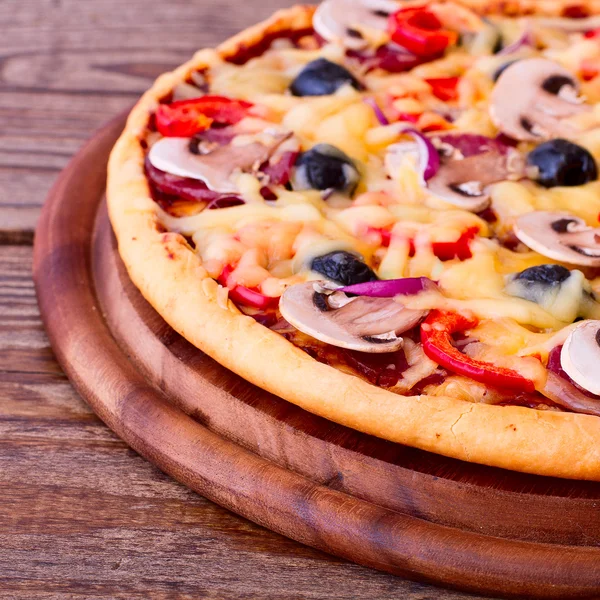 Pizza mit Tomaten, Salami und Oliven — Stockfoto