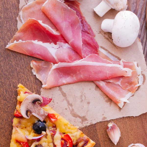 Pizza dengan tomat, salami dan zaitun — Stok Foto