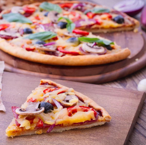 Pizza with tomato, salami and olives — Stock Photo, Image