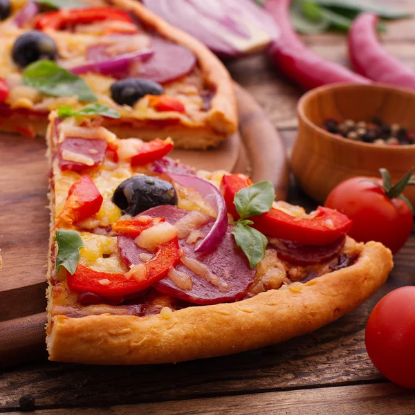 Pizza con pomodoro, salumi e olive — Foto Stock