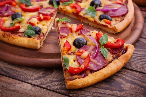 Pizza mit Tomaten, Salami und Oliven — Stockfoto