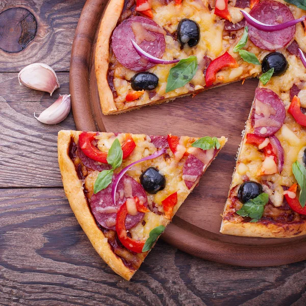 Pizza mit Tomaten, Salami und Oliven — Stockfoto