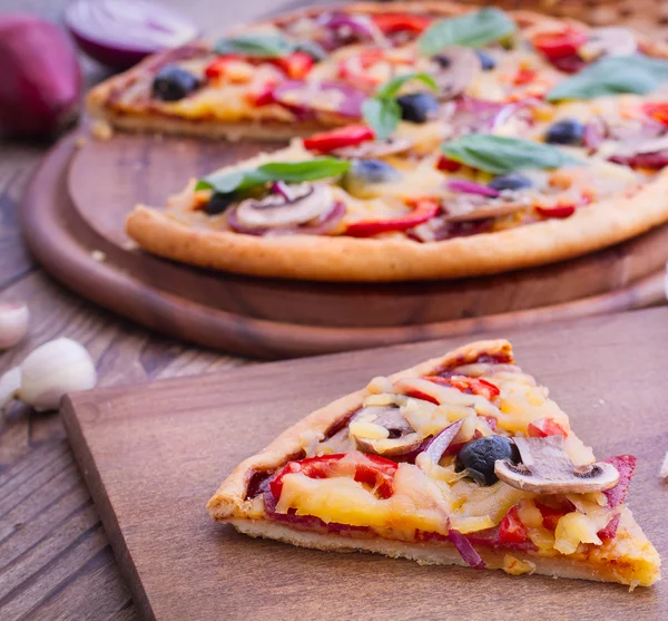 Pizza con pomodoro, salumi e olive — Foto Stock