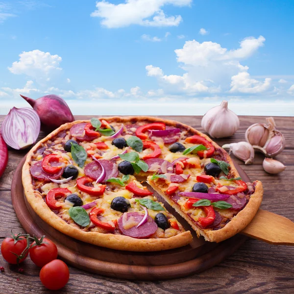 Pizza con pomodoro, salumi e olive — Foto Stock