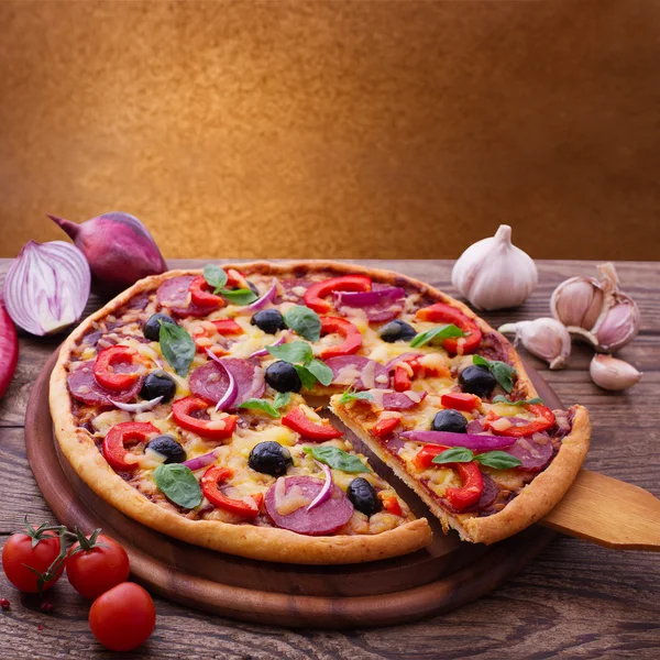 Pizza with tomato, salami and olives — Stock Photo, Image