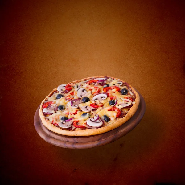 Pizza aux tomates, salami et olives — Photo