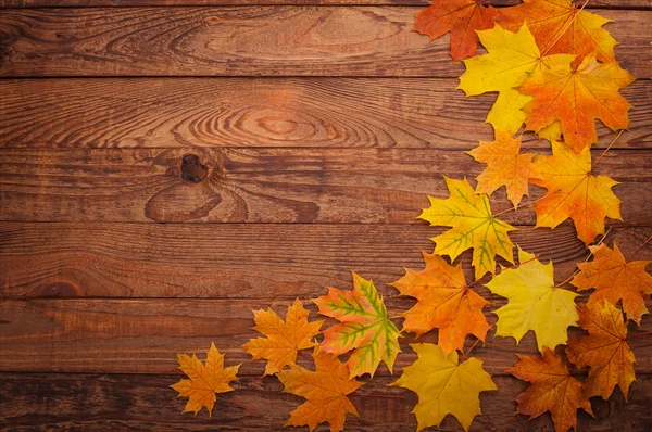 Herbstblätter auf Holztisch. — Stockfoto