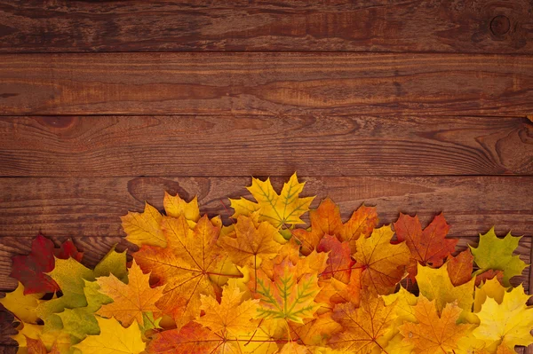 Herbstblätter auf Holztisch. — Stockfoto