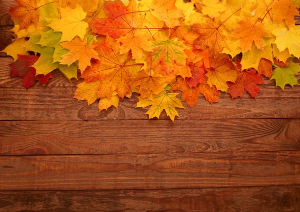 Осіннє листя на дерев'яному столі . — стокове фото