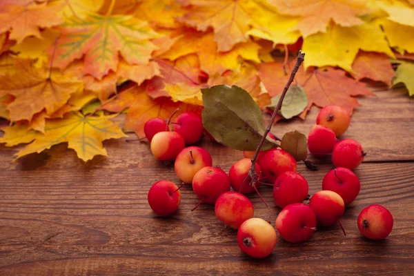 Hojas de otoño sobre mesa de madera. Frutas y hortalizas . — Foto de Stock