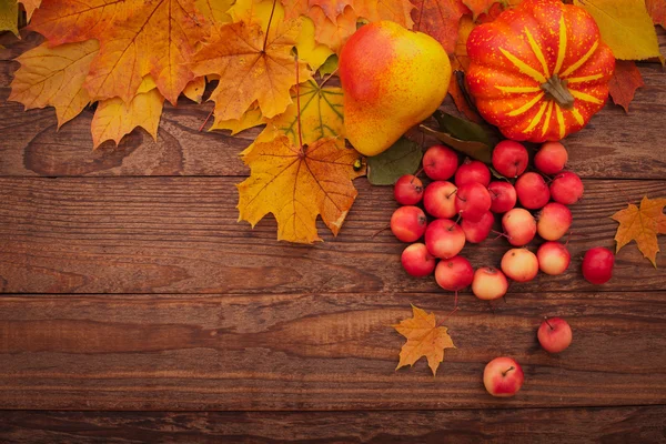 Autumn leaves on wooden table. Fruits and vegetables. — Stock Photo, Image