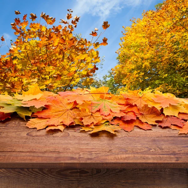 Leerer Holzdecktisch für Produktmontage. — Stockfoto