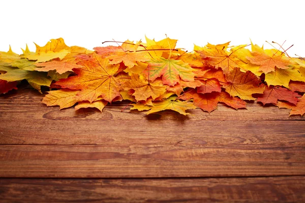 Hojas de otoño sobre mesa de madera. —  Fotos de Stock