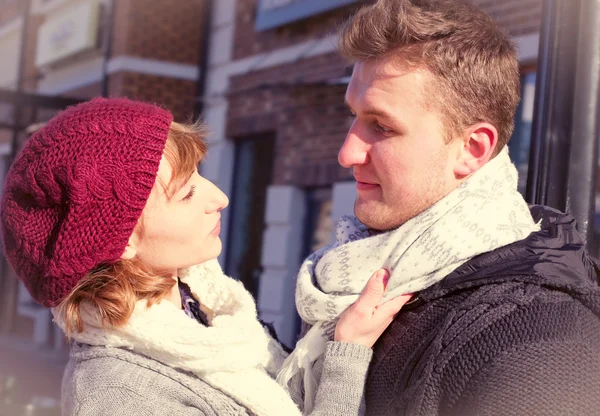 Jong koppel wandelen rond de stad in de winter. — Stockfoto