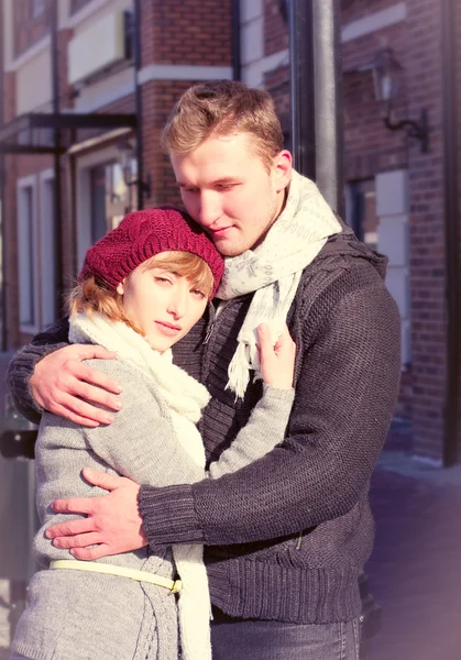 Junges Paar spaziert im Winter durch die Stadt. — Stockfoto