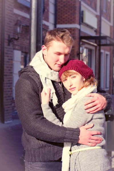 Junges Paar spaziert im Winter durch die Stadt. — Stockfoto