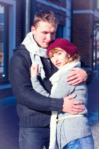 Giovane coppia a piedi in città in inverno . — Foto Stock