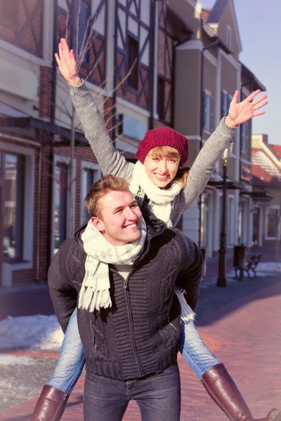 Junges Paar spaziert im Winter durch die Stadt. — Stockfoto