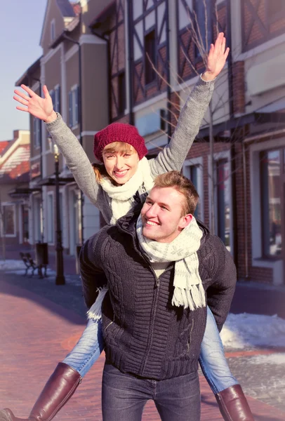 Casal jovem andando pela cidade no inverno . — Fotografia de Stock