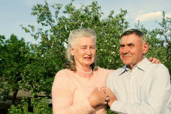 Glad och leende äldre par. Äldre par promenader. — Stockfoto