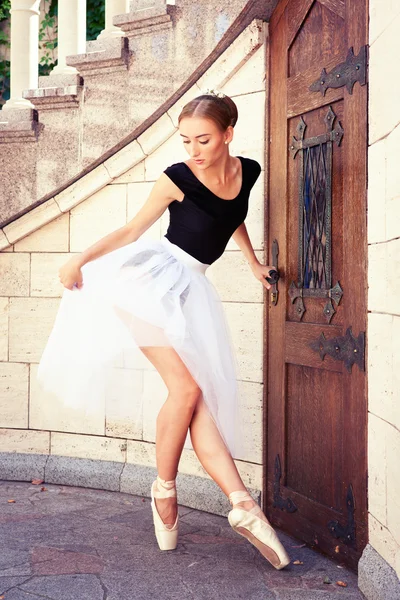 Bela bailarina jovem ensaiando — Fotografia de Stock