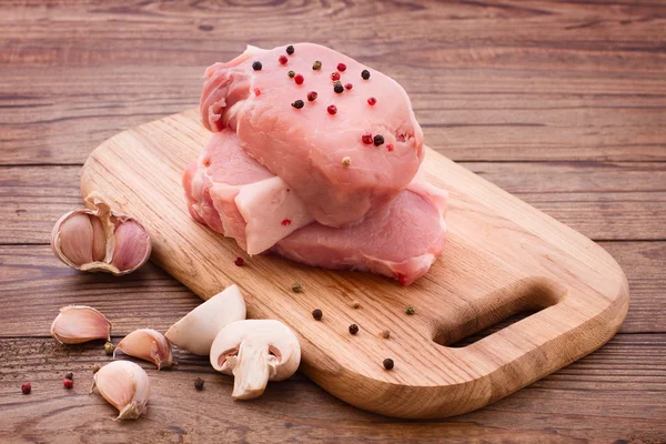 Food sliced pieces of raw Meat for barbecue with fresh Vegetables and Mushrooms on wooden surface. — Stock Photo, Image