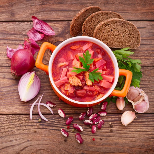 Ukrainian and Russian national Red Borscht on wooden surface, menu cooking recipes. — Stock Photo, Image
