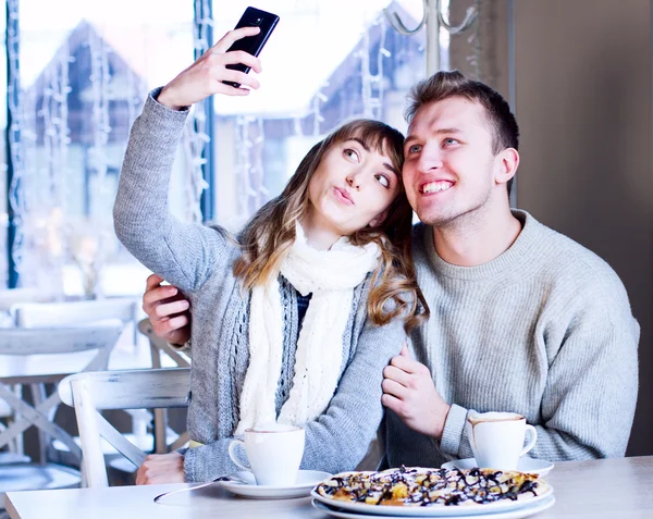 Holidays, vacation and happiness concept - young couple. — Stock Photo, Image