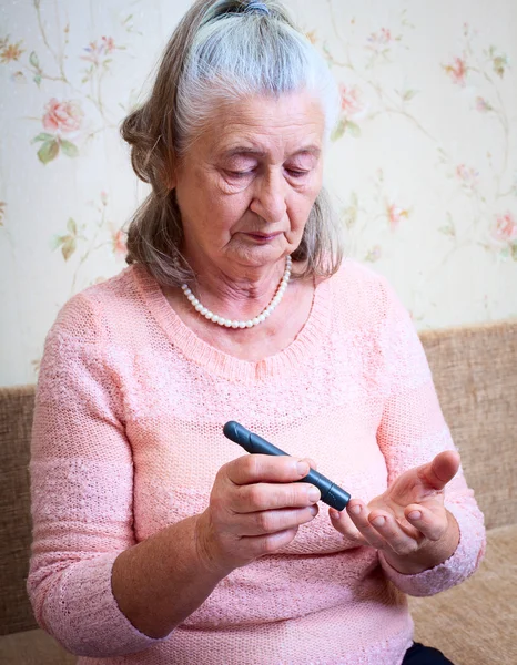 Vrouw testen voor hoge bloedsuikerspiegel. — Stockfoto