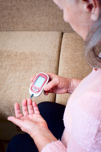 Woman testing for high blood sugar. — Stock Photo, Image