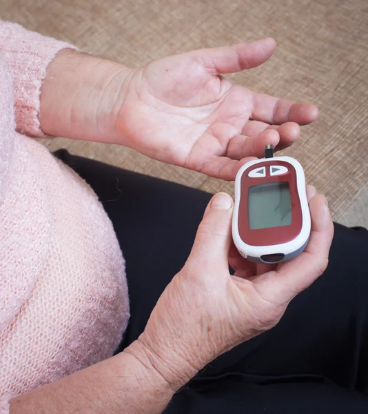 Vrouw testen voor hoge bloedsuikerspiegel. — Stockfoto