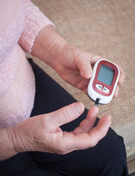 Vrouw testen voor hoge bloedsuikerspiegel. — Stockfoto