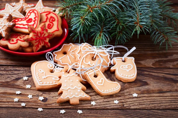 Biscoitos de Natal handmade mentiras sobre fundo de madeira . — Fotografia de Stock