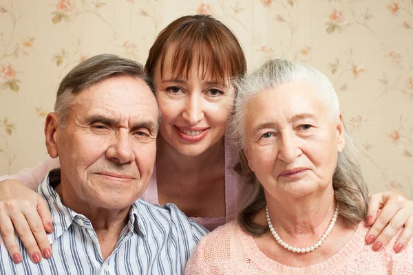 Starszy mężczyzna, kobieta z ich opiekuna w domu. — Zdjęcie stockowe
