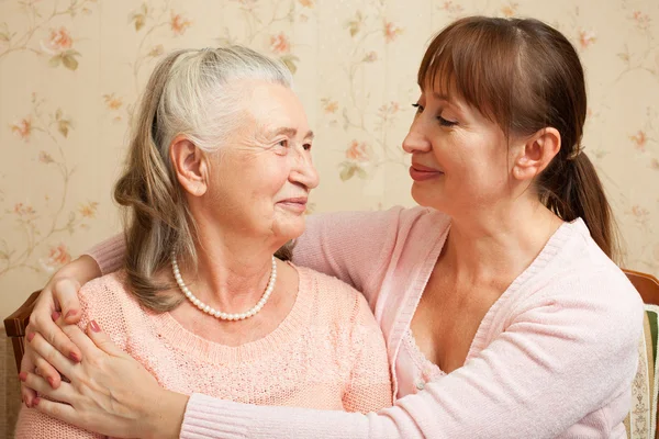 Donna anziana con il loro caregiver a casa . — Foto Stock