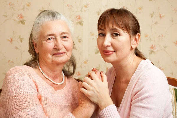 Äldre kvinna med deras vårdgivare hemma. — Stockfoto